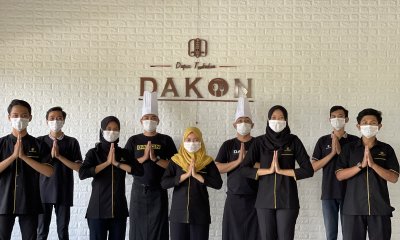 Karyawan Karyawan Dakon Resto Banyuwangi Dakon Resto Banyuwangi Restoran Banyuwangi 2020 yang mengusung tema modern kekinian menyediakan masakan khas tradisional nusantara, chinese, dan western Traditional Food, Makanan Tradisional Banyuwangi, Majestic Banyuwangi, Dakon Resto Banyuwangi, Restoran Banyuwangi, Banyuwangi Resto, Rumah Makan di Banyuwangi, Cafe di Banyuwangi, Restoran Terbaik Banyuwangi, Restoran Terbaru Banyuwangi, Restoran di banyuwangi