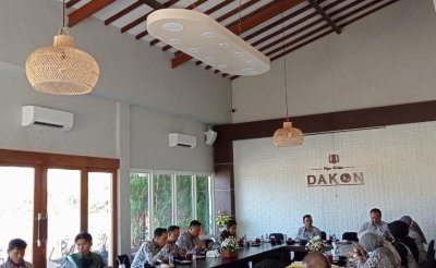 Event Meeting Event Meeting Menyediakan venue meeting room non smoking area dengan kapasitas 35 - 45 orang, dan smoking area dengan kapasitas 85 - 90 Dakon Resto Banyuwangi Restoran Banyuwangi 2020 yang mengusung tema modern kekinian menyediakan masakan khas tradisional nusantara, chinese, dan western Traditional Food, Makanan Tradisional Banyuwangi, Majestic Banyuwangi, Dakon Resto Banyuwangi, Restoran Banyuwangi, Banyuwangi Resto, Rumah Makan di Banyuwangi, Cafe di Banyuwangi, Restoran Terbaik Banyuwangi, Restoran Terbaru Banyuwangi, Restoran di banyuwangi